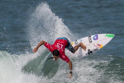 Surfista paulista patrocinado pela Oi venceu o australiano Adrian Buchan na grande final e subiu para a vice-liderança do ranking da WSL / Foto: Divulgação